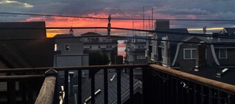 ニューポートの中心部にあるルーフトップデッキ付き3ベッドルーム3バス