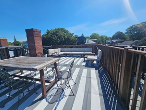 Outdoor dining - Downtown Eagles Nest w/ Roof Top Deck in the Heart of Newport (Newport)