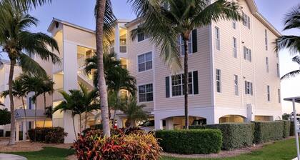 Condo de luxe de 3 chambres avec vue sur le port avec vue sur l'océan, glissement de bateau, commodités
