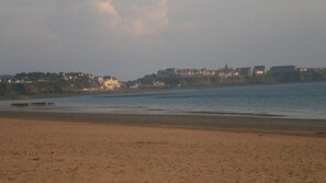 Plage à proximité, chaises longues