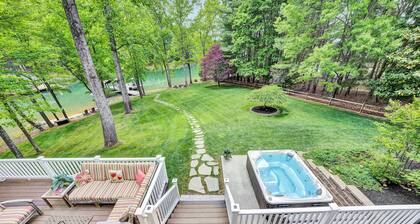 Private Coveside Paradise! WiFi, Hot Tub, FLAT Lot, Game Room, Kayaks, Beach