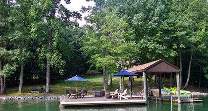 Private Coveside Paradise! WiFi, Hot Tub, FLAT Lot, Game Room, Kayaks, Beach