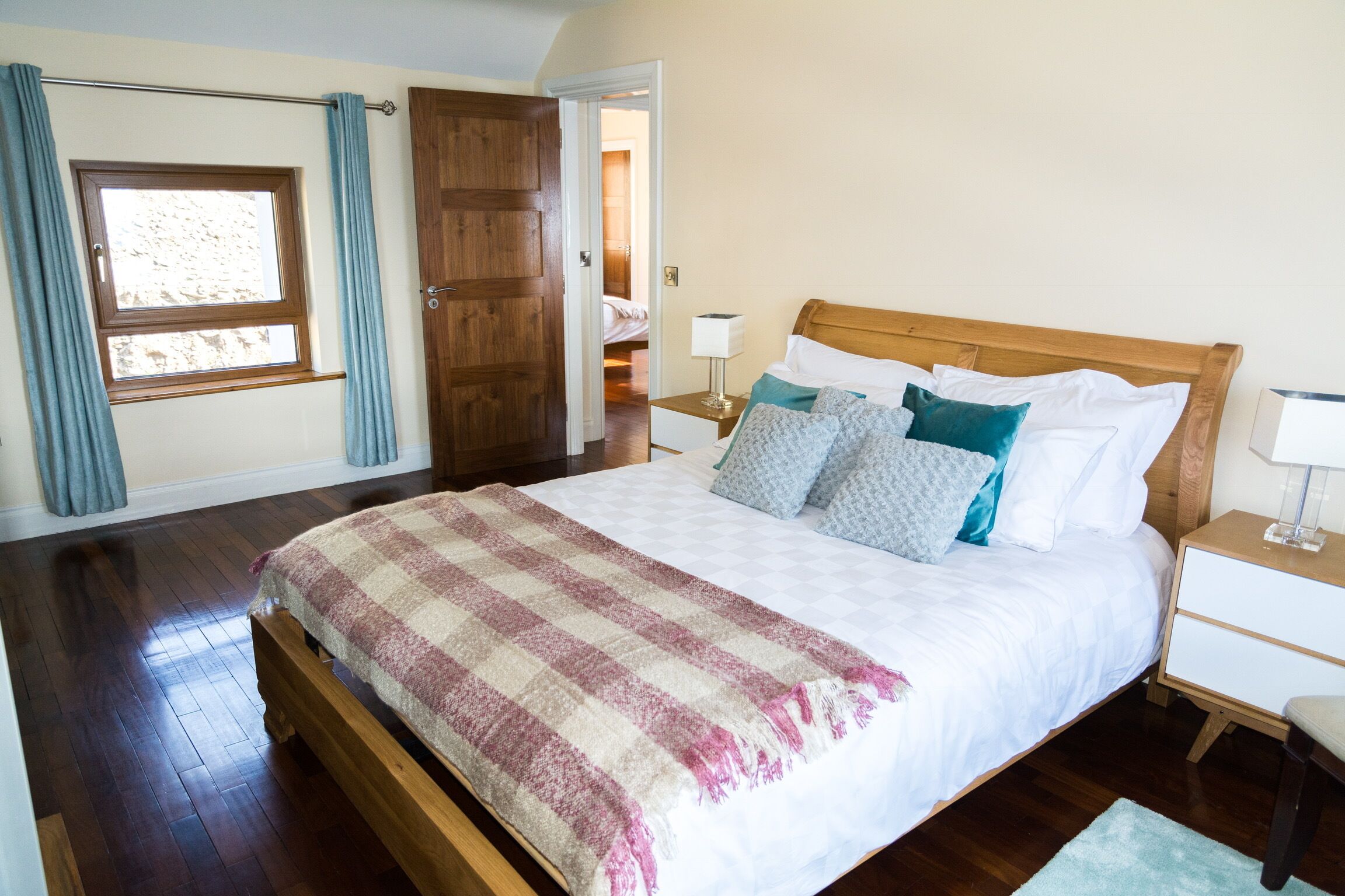 4 habitaciones, tabla de planchar con plancha y wifi gratis 