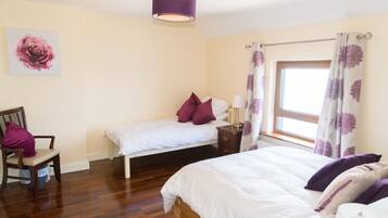 4 slaapkamers, een strijkplank/strijkijzer, gratis wifi, beddengoed