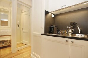 Fridge, stovetop, coffee/tea maker, electric kettle