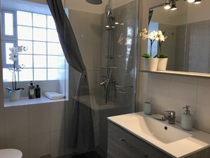 Superior-Haus, Mehrere Betten | Badezimmer