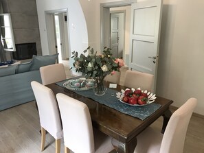 Casa Superior, letti multipli | Area soggiorno | TV a schermo piatto 45 pollici con canali via cavo, TV
