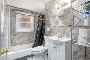 Combined shower/bathtub, hair dryer, towels, soap - SUPER CUTE AND GREAT HOME  APPROX 15MINS TO DOWNTOWN DETROIT SLEEPS 14 GUESTS (Detroit)