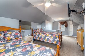 4 bedrooms, iron/ironing board, WiFi, bed sheets