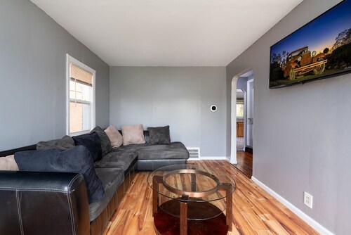 SUPER CUTE AND GREAT HOME  APPROX 15MINS TO DOWNTOWN DETROIT SLEEPS 14 GUESTS