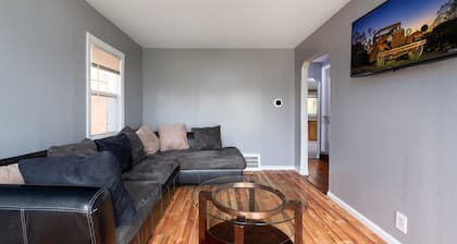 SUPER CUTE AND GREAT HOME APPROX 15MINS TO DOWNTOWN DETROIT SLEEPS 14 GUESTS