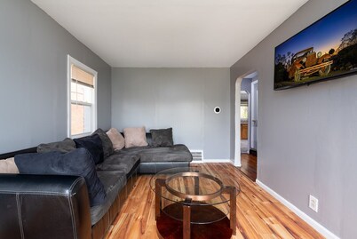 SUPER CUTE AND GREAT HOME APPROX 15MINS TO DOWNTOWN DETROIT SLEEPS 14 GUESTS