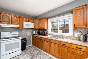 Fridge, microwave, oven, stovetop - SUPER CUTE AND GREAT HOME APPROX 15MINS TO DOWNTOWN DETROIT SLEEPS 14 GUESTS (Detroit)