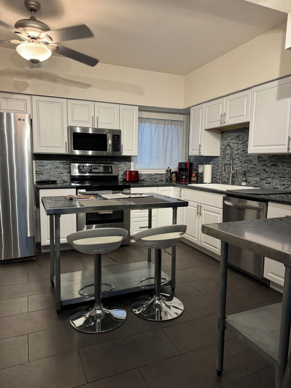Fridge, microwave, oven, stovetop - Windsor Place Condominium - In the heart of Phoenix (Phoenix)