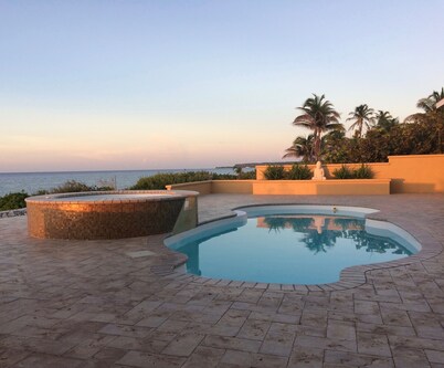 Waterfront Luxury Private Villa, Gorgeous Views & Central AC; 3 Master suites