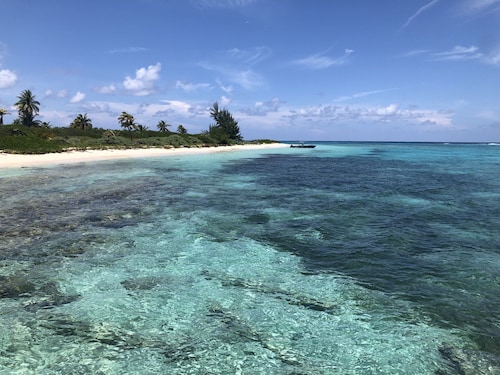 Incredible Views, Waterfront Luxury Private Villa with Central AC