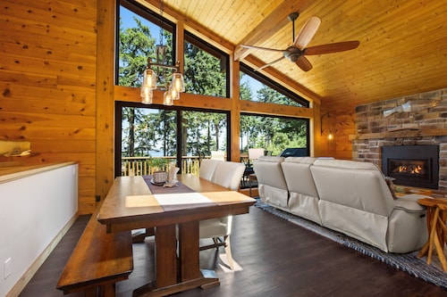 Northwest-style cabin with stunning ocean views & nearby beach access