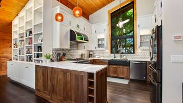 KĂŒhlschrank, Mikrowelle, Ofen, Herdplatte