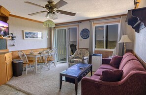 Una Smart TV, una chimenea, una videoteca