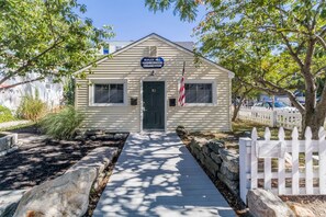 Exterior - Panoramic Water, Island & City Views w/Private Roof Deck (Portland)