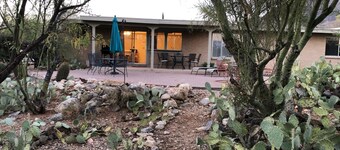 Accogliente casa con 3 camere da letto e 2 bagni sul tranquillo cul de sac con magnifica vista sulle montagne.