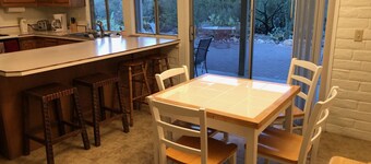 Gezellige 3 slaapkamers en 2 badkamers huis op rustige doodlopende straat met prachtig uitzicht op de bergen.