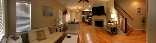 Smart TV, fireplace - Beach Home - 5 Minutes /2 Blocks Walk To Virginia Beach Oceanfront & Boardwalks. (Virginia Beach)