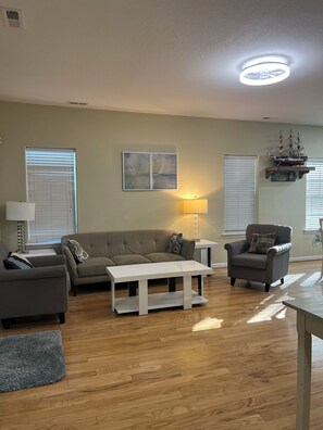 Smart TV, fireplace - Beach Home - 5 Minutes /2 Blocks Walk To Virginia Beach Oceanfront & Boardwalks. (Virginia Beach)