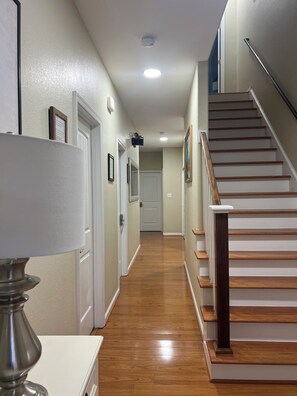 Interior - Beach Home - 5 Minutes /2 Blocks Walk To Virginia Beach Oceanfront & Boardwalks. (Virginia Beach)