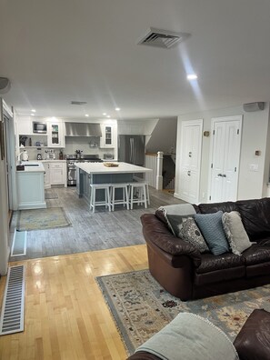 Televisio, takka, DVD-soitin, kirjoja