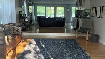 Fernseher, Kamin, DVD-Player, Bücher