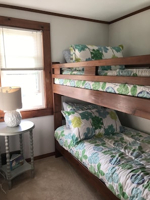4 habitaciones, tabla de planchar con plancha y cuna de viaje 