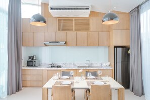 Full-size fridge, microwave, stovetop, electric kettle - Tarton Bou Pool Villa (Choeng Thale)