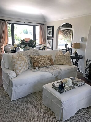 Smart TV, fireplace, DVD player, books - Romantic Outdoors with Private Pool. Amazing location! Just read the reviews! (Altadena)