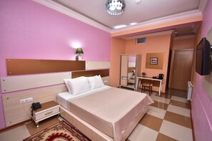 Phòng đôi tiện nghi đơn giản, 1 giường đôi | Minibar, bàn, bàn ủi/dụng cụ ủi quần áo 