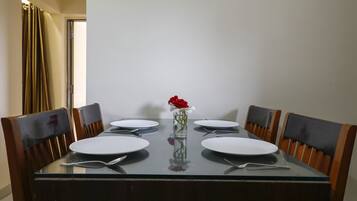 LÀgenhet (1BHK) | Eget kök | KylskÄp, riskokare, grytor/köksredskap och stÀdutrustning