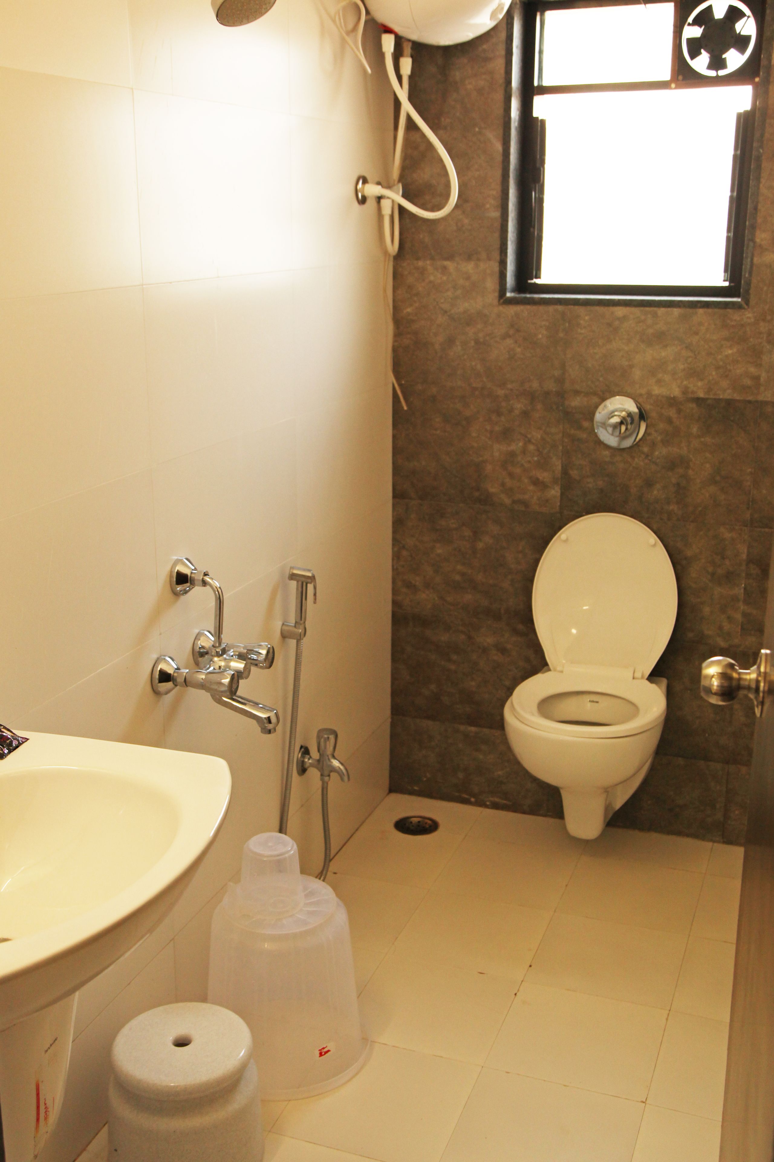 Apartment (2 BHK) | Bathroom | Shower, free toiletries, towels