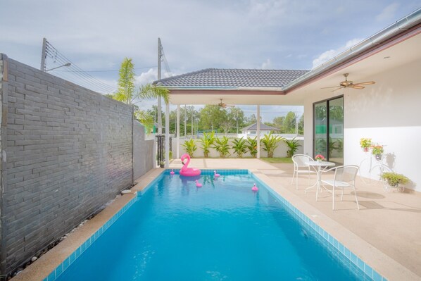 6 outdoor pools