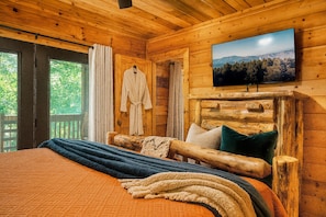 4 bedrooms, desk, iron/ironing board, free WiFi - Dollywood Cabin • Indoor Htd Pool • Hot Tub • Pool Tbl • Theatre Room • Pets OK (Sevierville)