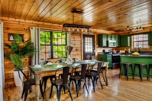 Dining - Dollywood Cabin • Indoor Htd Pool • Hot Tub • Pool Tbl • Theatre Room • Pets OK (Sevierville)