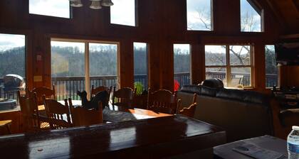 Lake front home, Hot tub, Boat dock near Flat Hollow Marina in Speedwell Tn.