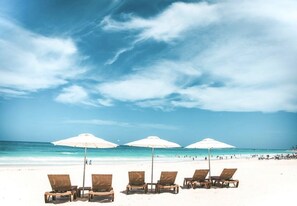 Perto da praia, espreguiçadeiras, toalhas de praia 