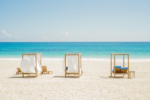Una playa cerca, sillas reclinables de playa, toallas de playa