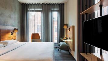 Kamar Deluks, 1 Tempat Tidur Queen dengan tempat tidur Sofa, Bebas Asap Rokok | Seprai antialergi, meja kerja, tirai kedap cahaya, dan kedap suara