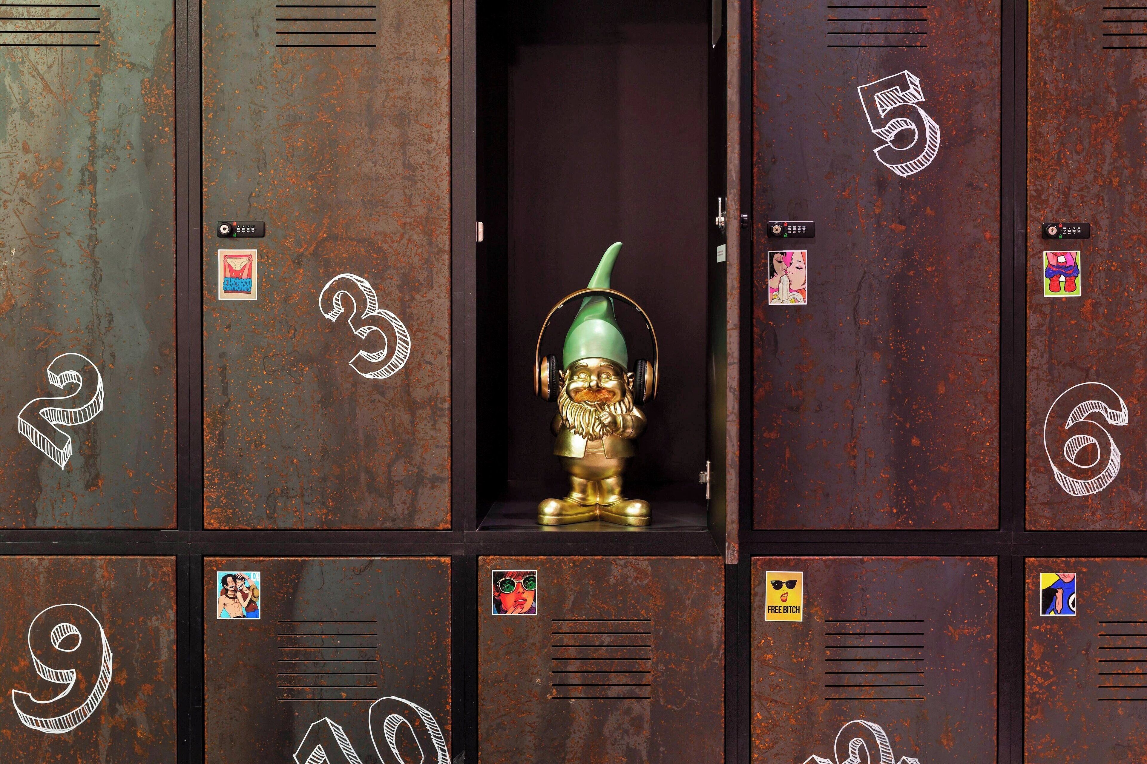 serves lunch and dinner