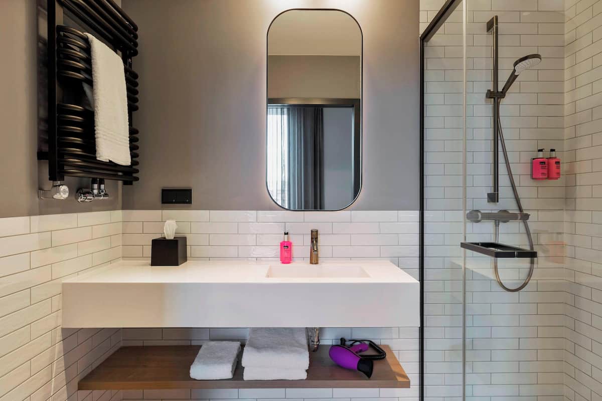 shower, free toiletries, hair dryer, towels