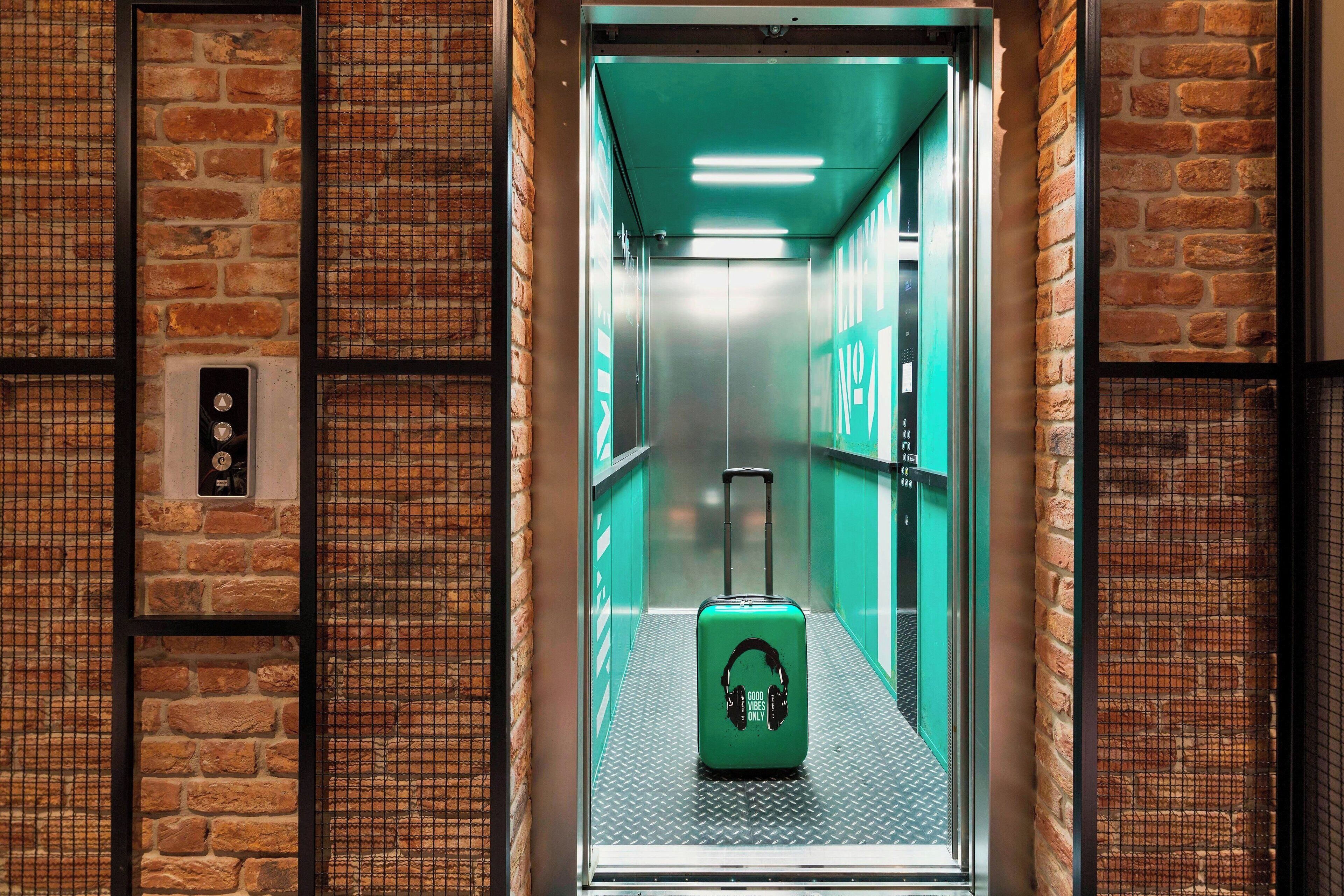 serves lunch and dinner