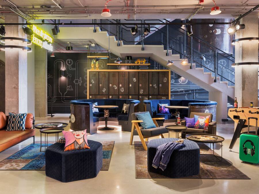 Un espace de détente moderne, doté de sièges, de tables et d’un baby-foot.