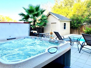 Terrace/patio - NEW HOT TUB! POOL & grill! SeaWorld/Military (San Antonio)