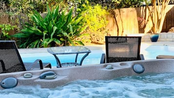 Banyera d'hidromassatge a l'aire lliure